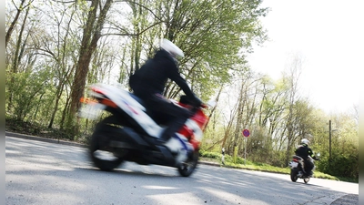 Beide Motorradfahrer kamen mit schwersten Verletzungen ins Krankenhaus. (Symbolbild) (Foto: Roland Weihrauch/dpa)