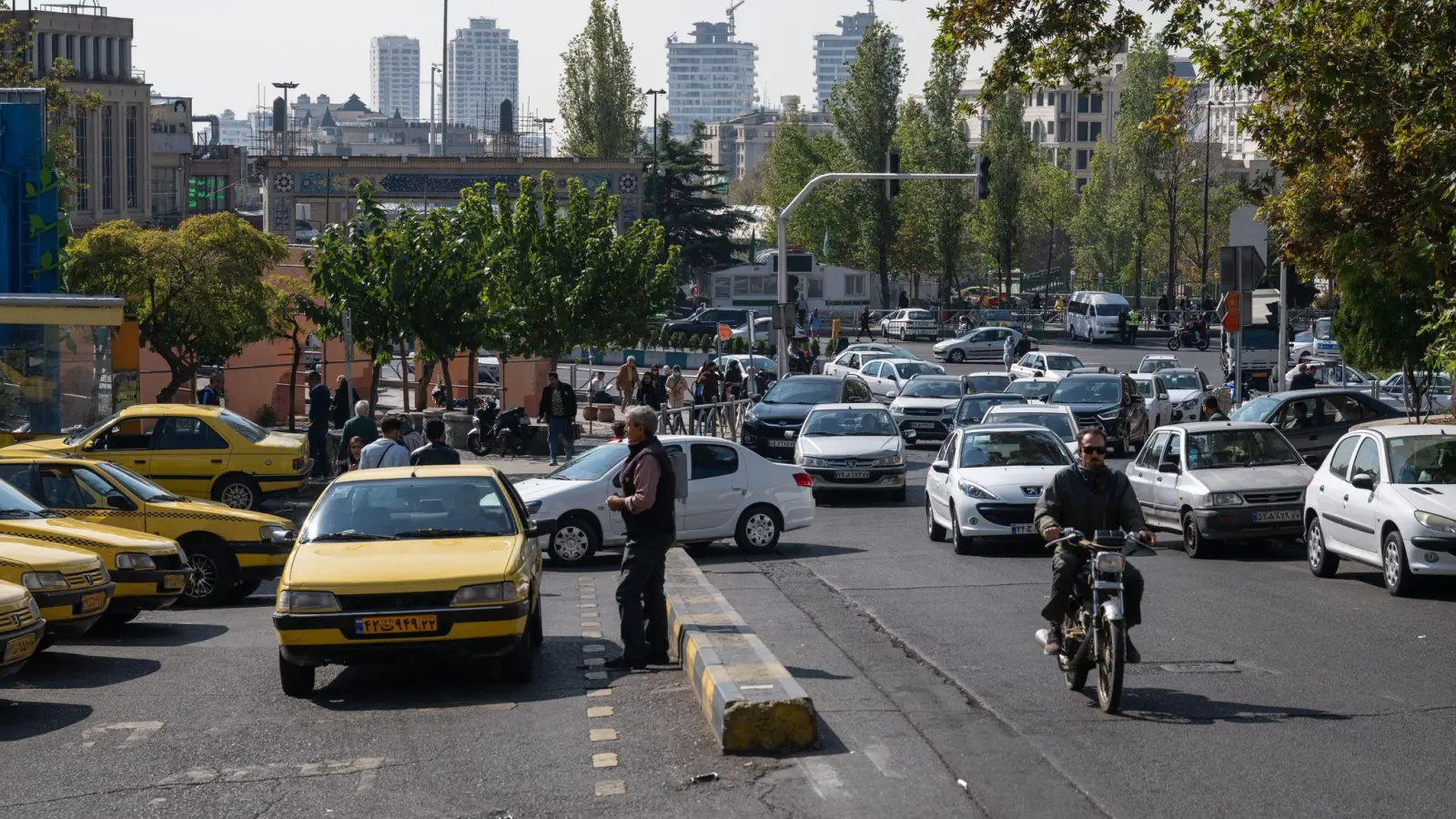 Menschen gehen nach dem israelischen Vergeltungsschlag im Iran ihrem Alltag nach.  (Foto: Arne Bänsch/dpa)