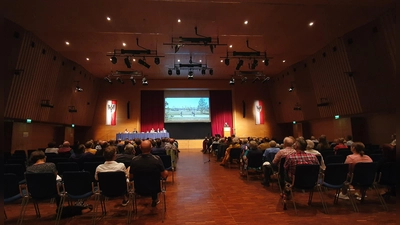 Voll war es im Saal im im Kur- und Kongress-Center. Viele Bad Windsheimerinnen und Bad Windsheimer nutzten die Gelegenheit und stellten an die Verantwortlichen einige Fragen zur Landesgartenschau 2027. (Foto: Anna Franck)