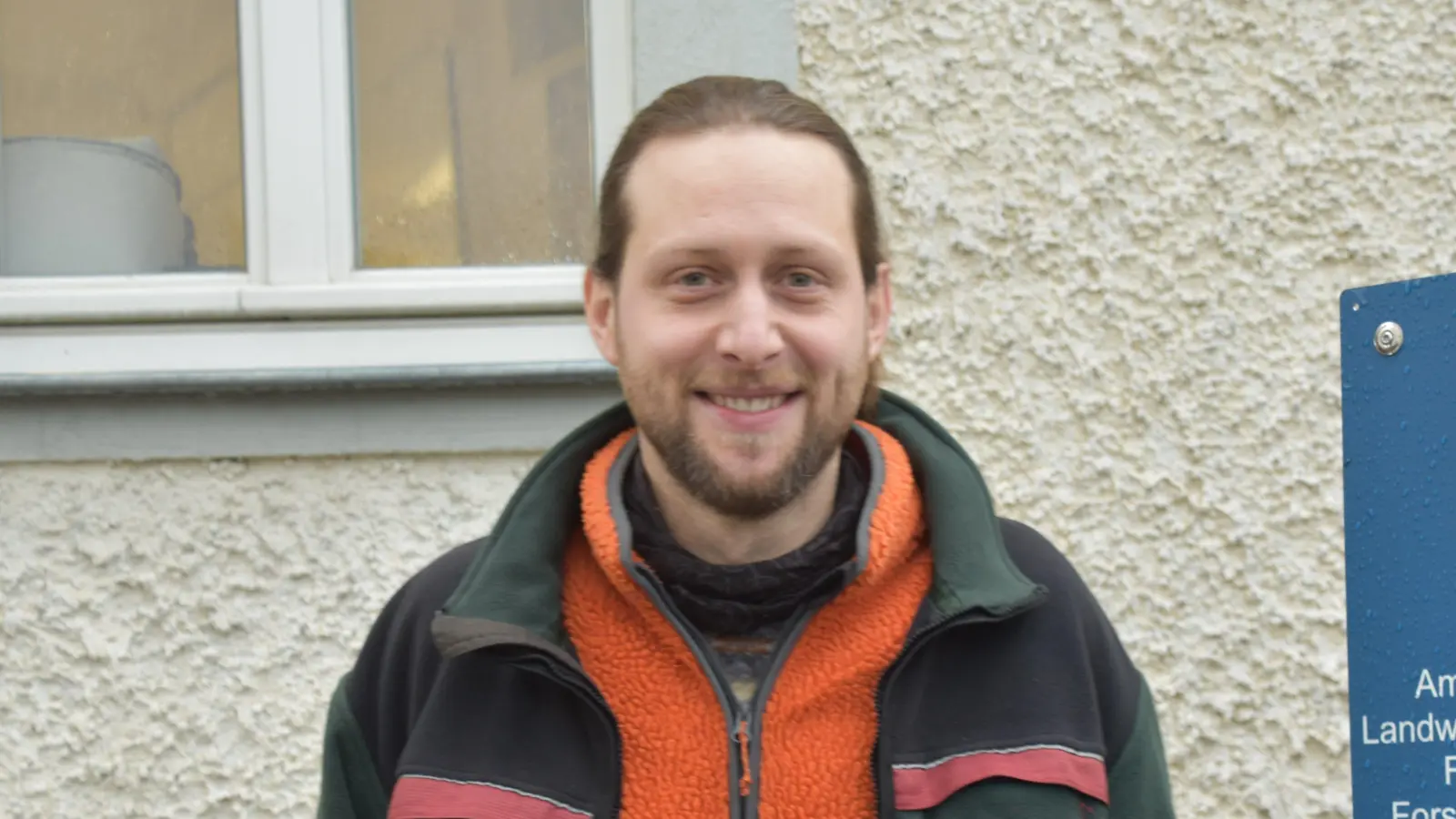 In der vor kurzem neu geschaffenen Forstdienststelle im Markt Bibarter Torschreinerhaus ist Matthias Lunz der erste Förster. (Foto: Andreas Reum)