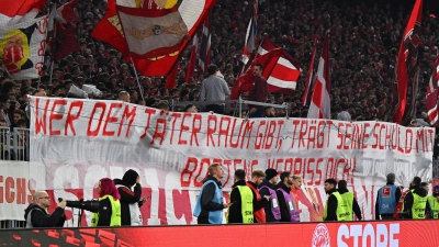 Bayern-Fans entrollten beim Duell gegen Dortmund ein Transparent gegen Ex-Profi Jérôme Boateng. (Foto: Sven Hoppe/dpa)