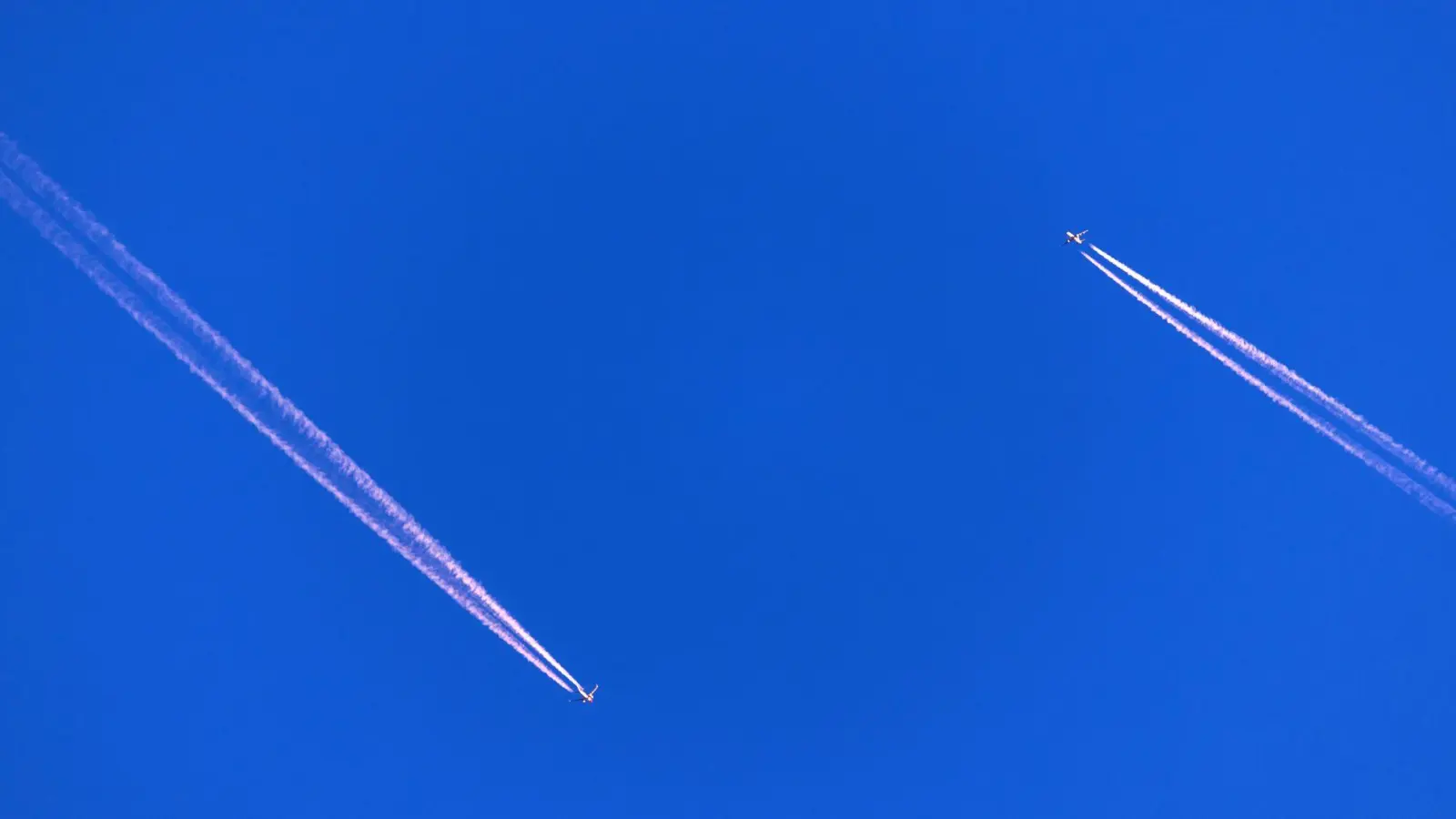 Verkehrsflugzeuge halten sich an bestimmte Luftrouten. (Archivfoto) (Foto: Jens Büttner/dpa)