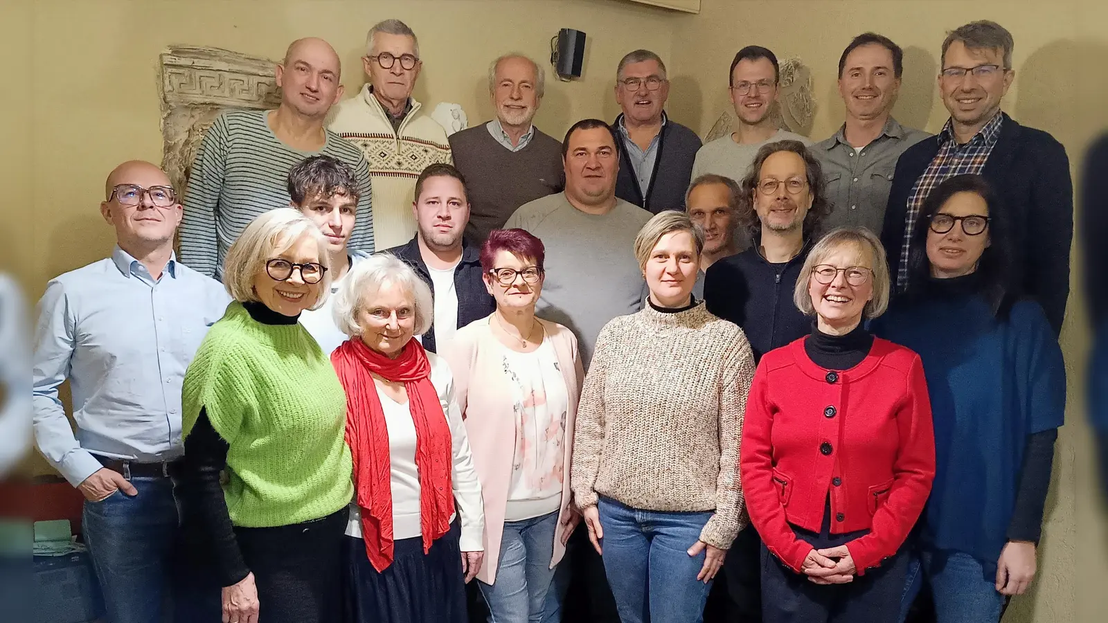 20 Personen stehen auf der Liste für den neuen Stadtrat: Mit diesem Team startet das Bürgerforum Herrieden in den Kommunalwahlkampf. (Foto: Bürgerforum/Dorina Jechnerer)