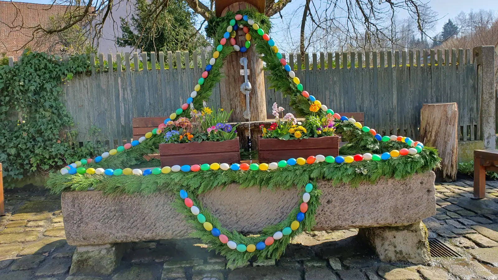 Der Brunnen in Untersachsen (Diespeck) erstrahlt mit leuchtenden Eiern. (Foto: Helmut Roch)