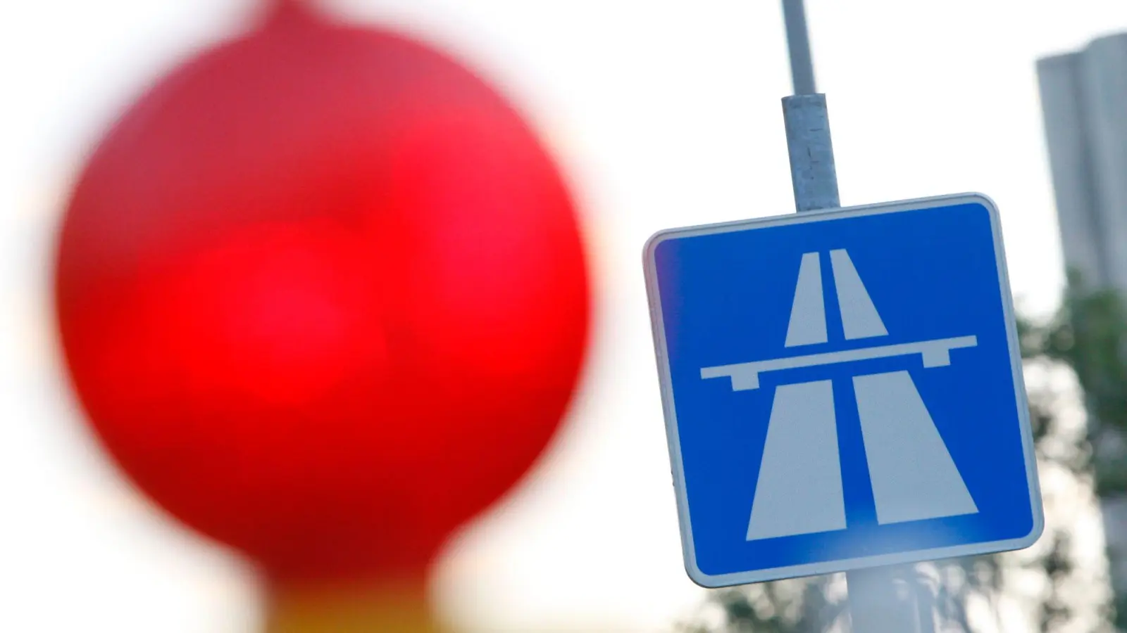 Ein beschädigter Gullydeckel sorgt für einen Unfall auf der Autobahn 9. (Symbolbild) (Foto: Florian Schuh/dpa)