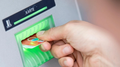 Verbraucherschützer empfehlen, lediglich eine Notreserve von etwa drei Nettomonatsgehältern liquide zu halten und den Rest zum Beispiel auf ein Tagesgeldkonto zu verschieben. (Foto: Fabian Sommer/dpa/dpa-tmn)