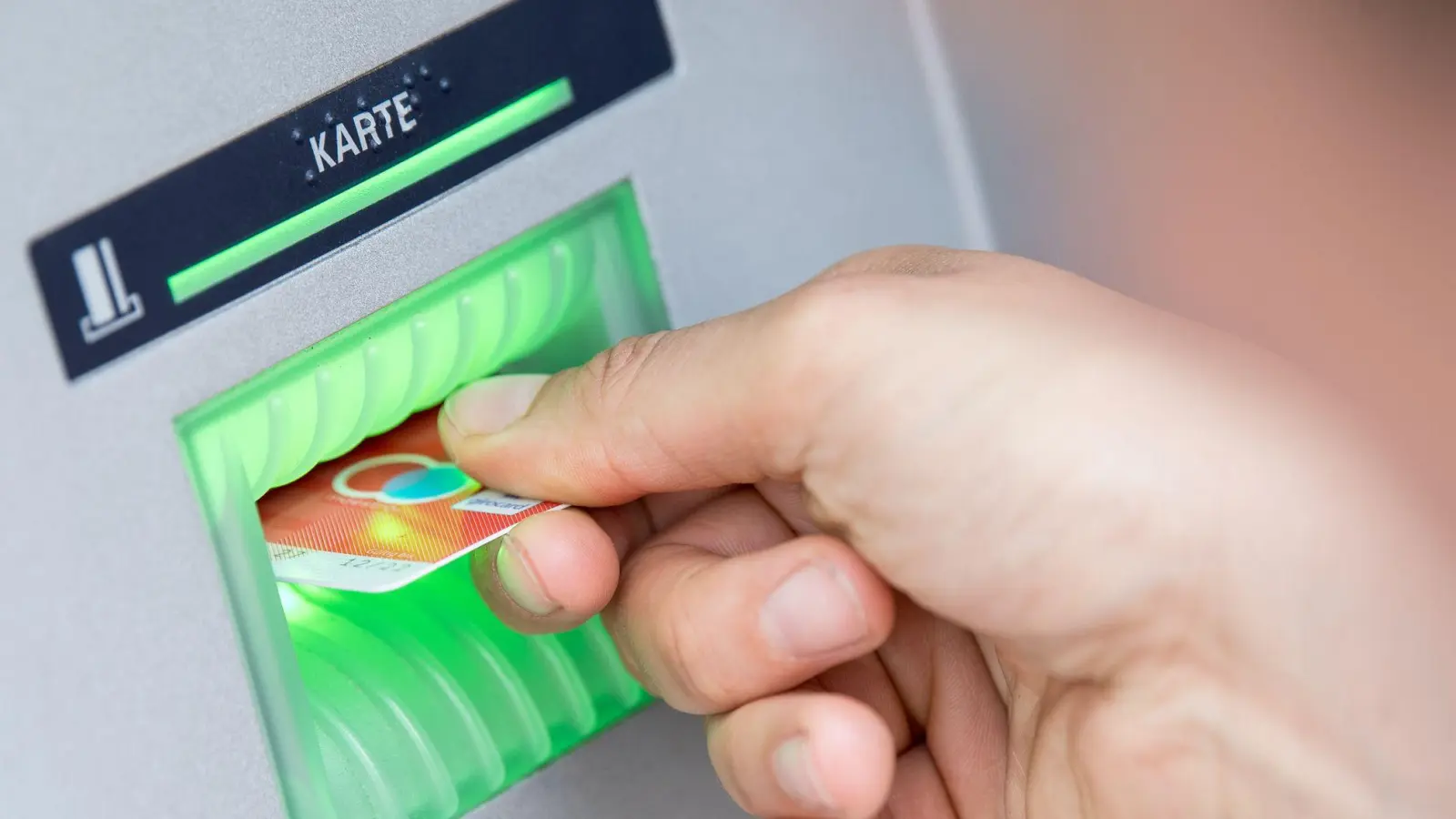 Verbraucherschützer empfehlen, lediglich eine Notreserve von etwa drei Nettomonatsgehältern liquide zu halten und den Rest zum Beispiel auf ein Tagesgeldkonto zu verschieben. (Foto: Fabian Sommer/dpa/dpa-tmn)