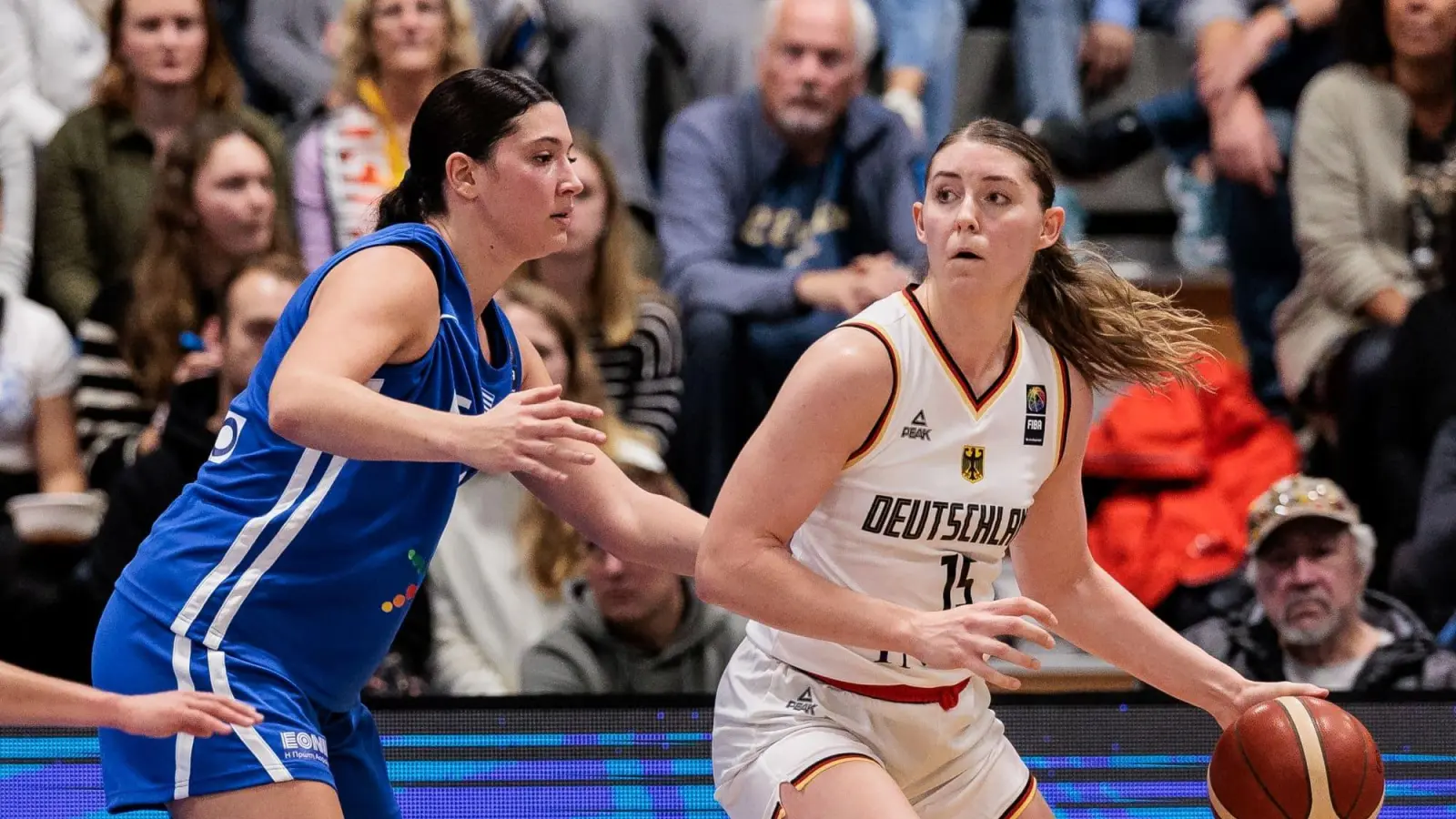 Für Deutschland am Ball und bald auch für die Dallas Wings? Luisa Geiselsöder versucht, sich für die WNBA zu empfehlen. (Foto: FIBA/Steffi Wunderl)