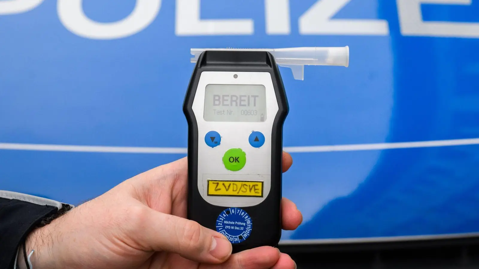 Der Verdächtige hat laut Polizei den Atemalkoholtest verweigert. (Symbolbild) (Foto: Julian Stratenschulte/dpa)