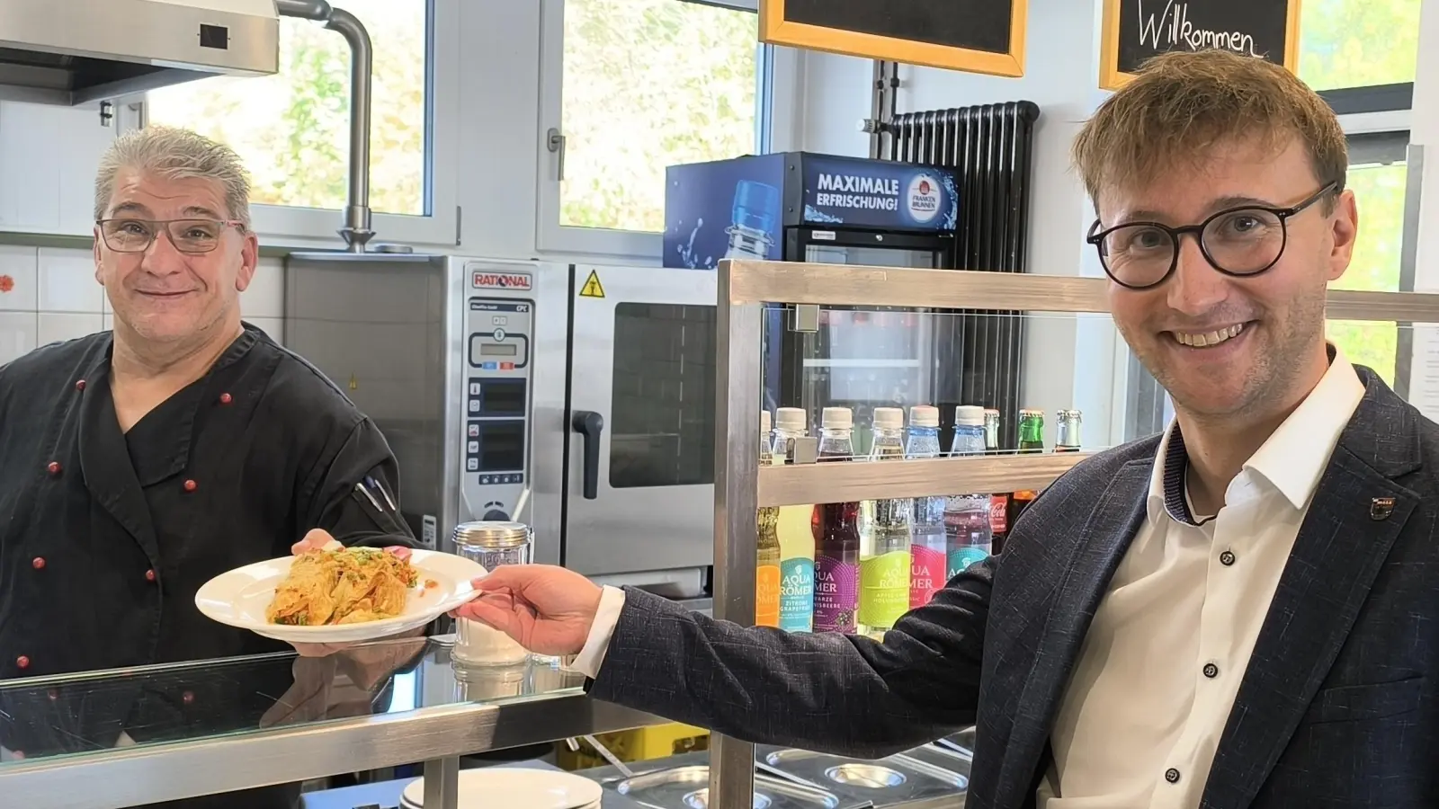 Wenn Landrat Marco Meier (rechts) die von Küchenchef Bernd Baumeister (links) geführten Kantine des Landratsamts besucht, ergeben sich oft ungezwungene Gespräche mit Mitarbeiterinnen und Mitarbeitern.  (Foto: Thomas Schaller)