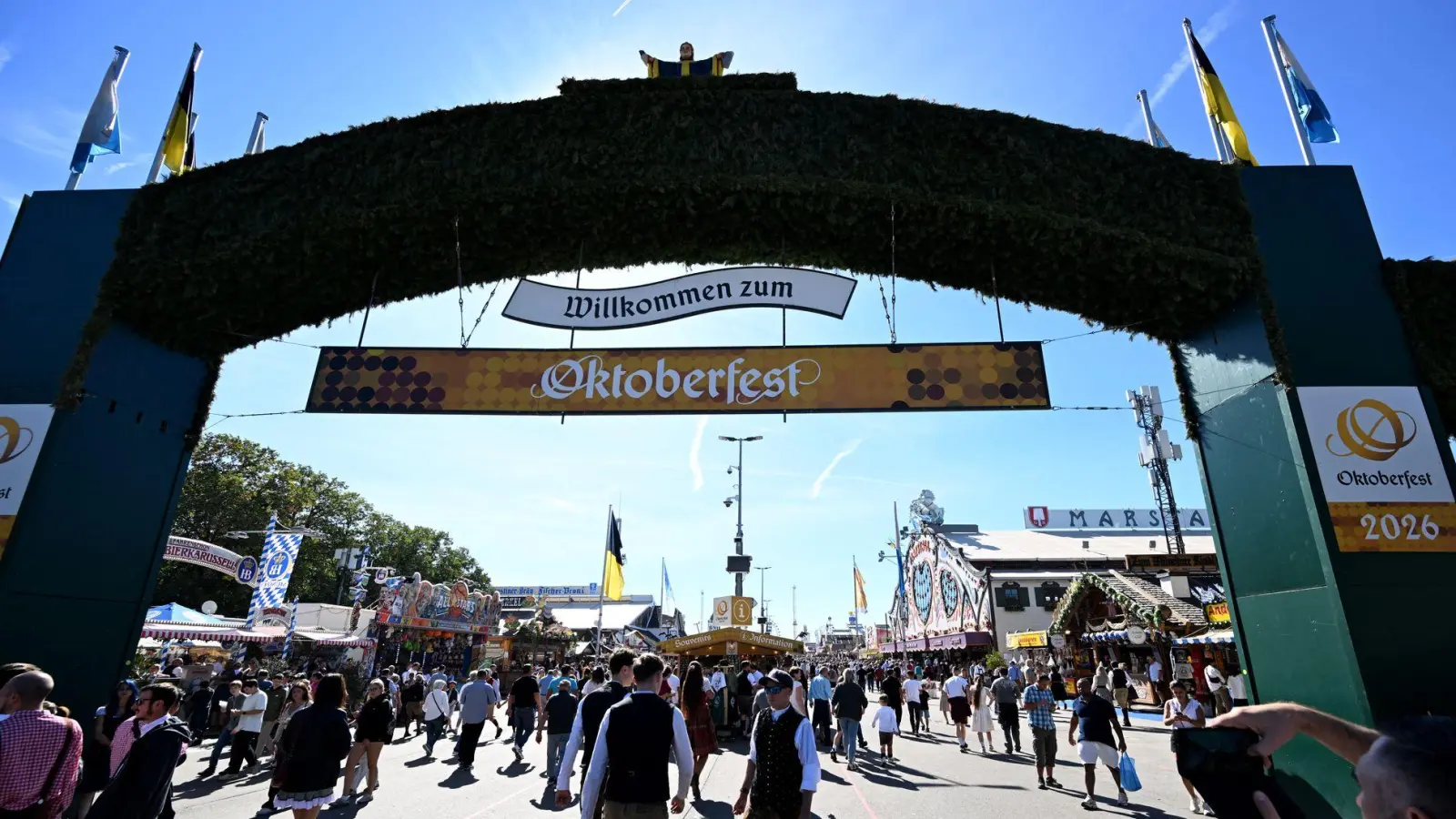 Wiesn-Bedienungen setzen sich in den sozialen Medien für Toleranz, Vielfalt und Respekt auf dem Oktoberfest ein. (Symbolbild) (Foto: Felix Hörhager/dpa)
