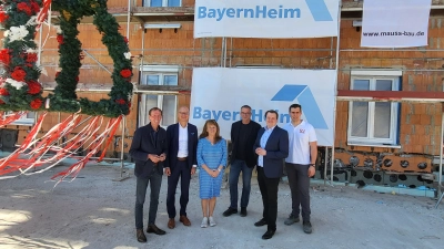 Beim Richtfest für das Projekt des sozial geförderten Wohnungsbaus: Oberbürgermeister Dr. Christoph Hammer, Geschäftsführer Ralph Büchle und Bürgermeisterin Nora Engelhard (von links) sowie Bauleiter Alexander Ußmüller (rechts) zusammen mit weiteren Festgästen. (Foto: Albert Schülein)