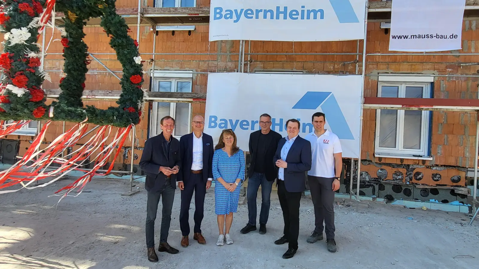 Beim Richtfest für das Projekt des sozial geförderten Wohnungsbaus: Oberbürgermeister Dr. Christoph Hammer, Geschäftsführer Ralph Büchle und Bürgermeisterin Nora Engelhard (von links) sowie Bauleiter Alexander Ußmüller (rechts) zusammen mit weiteren Festgästen. (Foto: Albert Schülein)