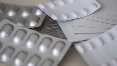 Opiate werden unter anderem als Schmerzmittel verwendet. In Würzburg ist nun ein junger Mann an Opiaten gestorben. (Foto: Monika Skolimowska/dpa)