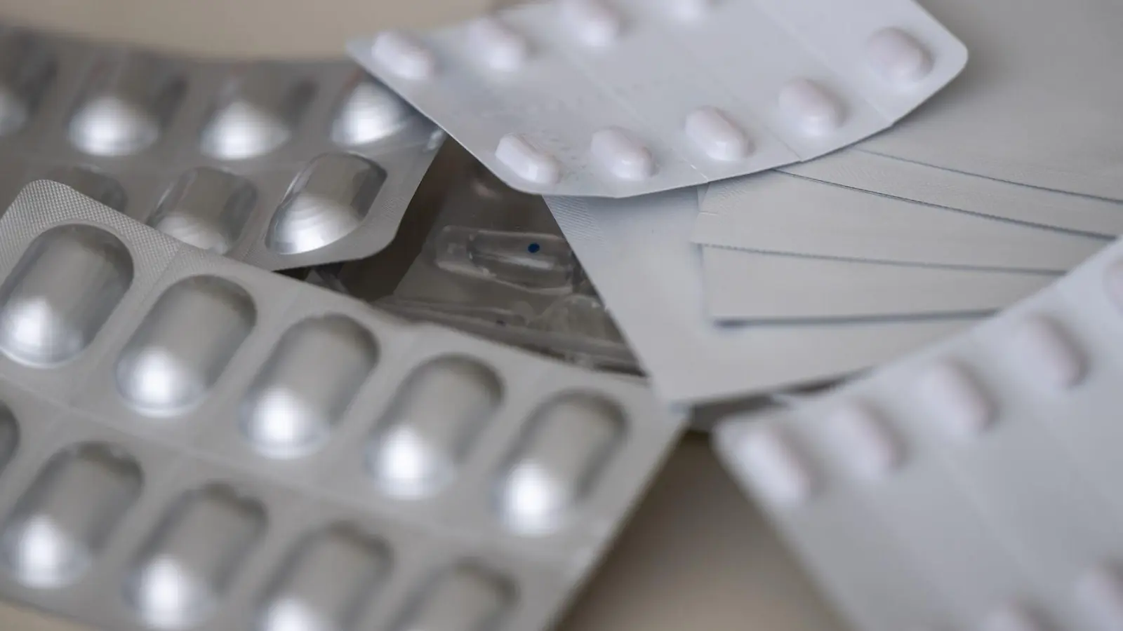 Opiate werden unter anderem als Schmerzmittel verwendet. In Würzburg ist nun ein junger Mann an Opiaten gestorben. (Foto: Monika Skolimowska/dpa)