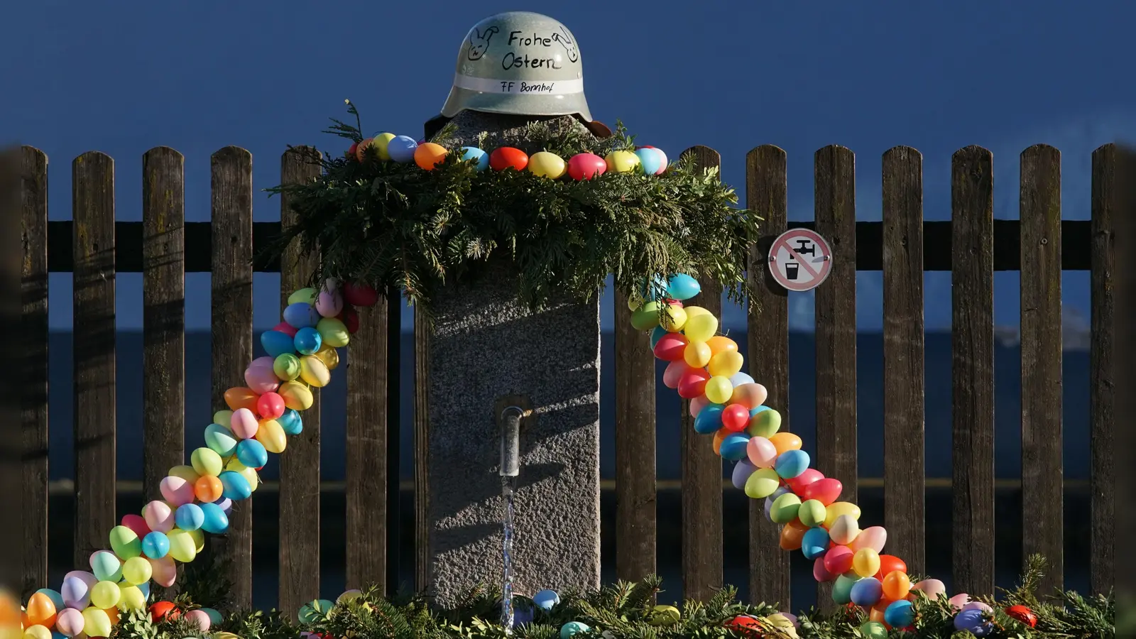 Der Osterbrunnen im Heilsbronner Ortsteil Bonnhof wurde von der Freiwilligen Feuerwehr Bonnhof dekoriert. (Foto: Ralf Hanisch)
