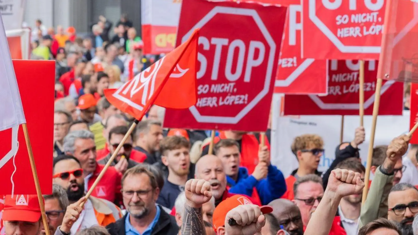 Mitarbeitende stehen bei einer Demonstration vor der Konzernzentrale von Thyssenkrupp. (Foto: Rolf Vennenbernd/dpa)