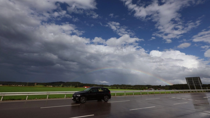 Zwischen Sommer- und Herbstwetter schmückt ein Regenbogen den Himmel über dem Allgäuer Alpenvorland. (Foto: Karl-Josef Hildenbrand/dpa)