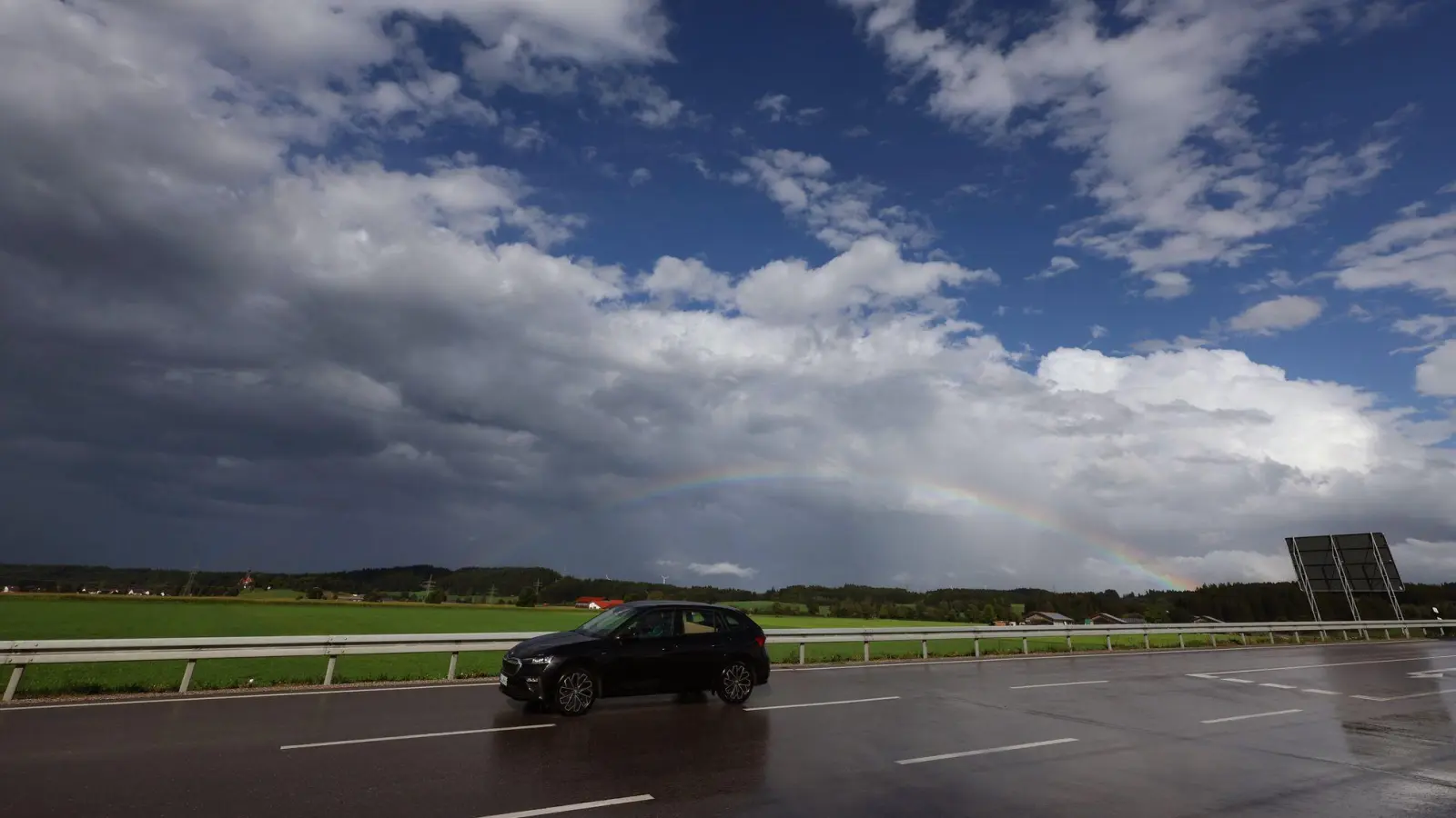 Zwischen Sommer- und Herbstwetter schmückt ein Regenbogen den Himmel über dem Allgäuer Alpenvorland. (Foto: Karl-Josef Hildenbrand/dpa)