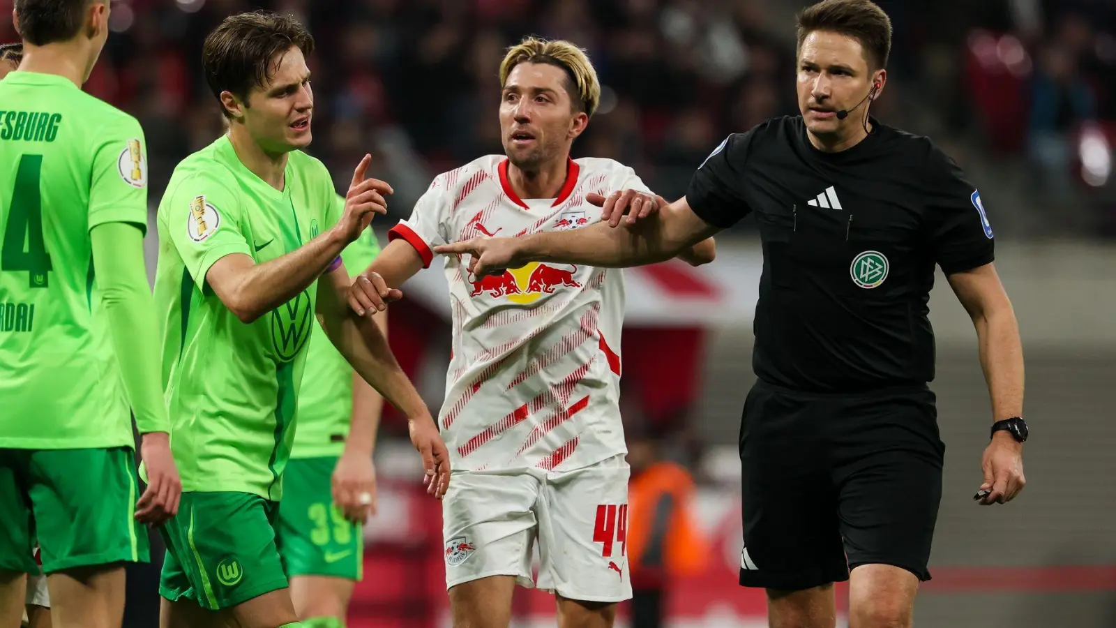 Wolfsburgs Trainer Ralph Hasenhüttl regt eine Änderung der Handspiel-Regel an. (Foto: Jan Woitas/dpa)