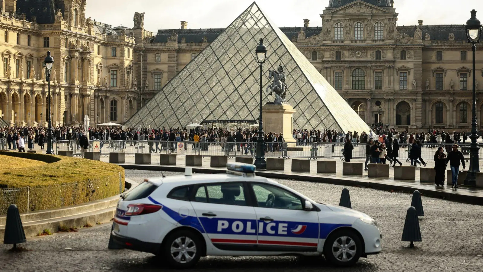 Die Ermittler melden nach dem Raubüberfall auf den Louvre einen Fahndungserfolg. (Foto: Thomas Padilla/AP/dpa)