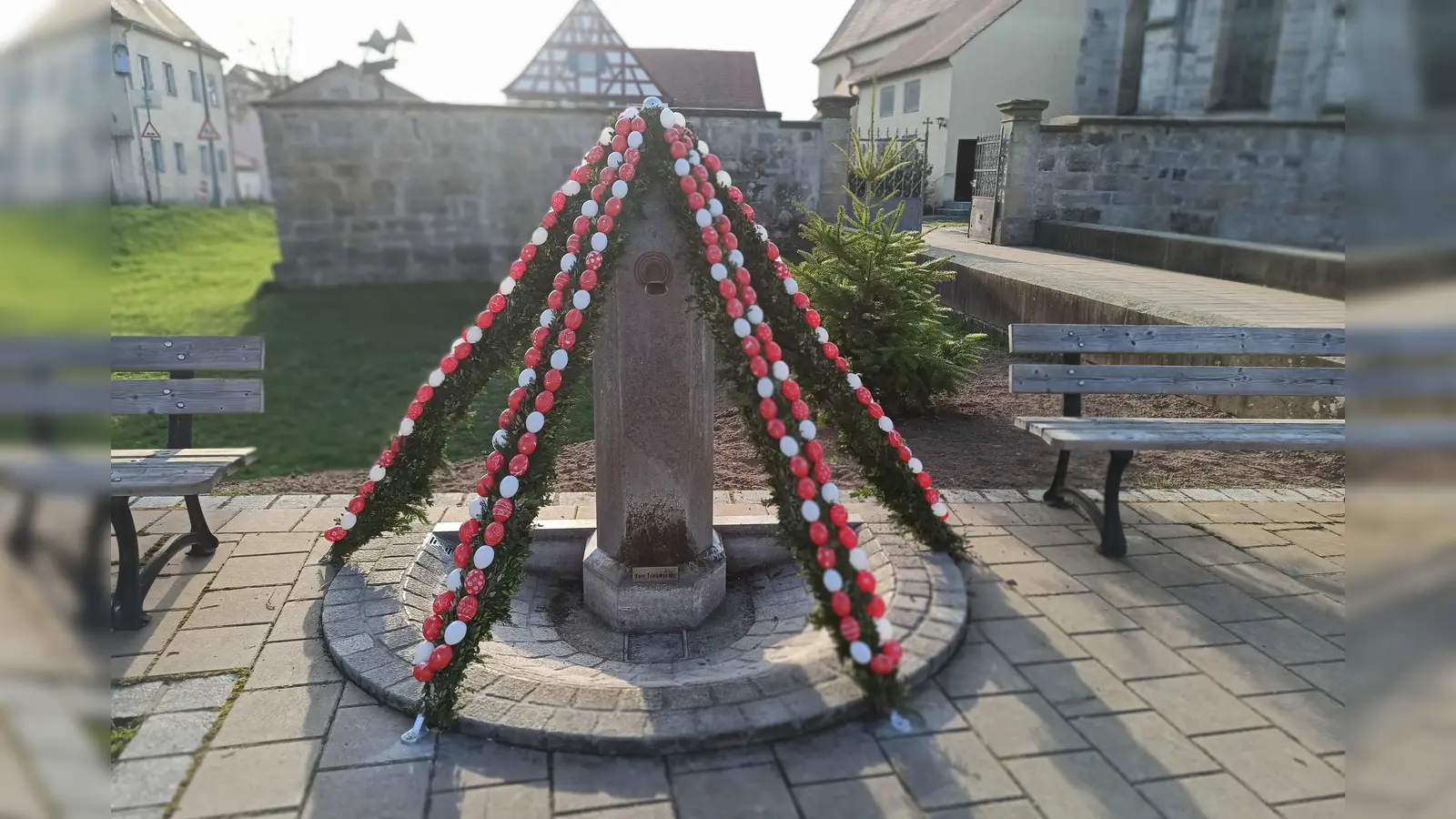 Die Landfrauen in Herriedens Stadtteil Neunstetten haben dieses Jahr erstmals einen Osterbrunnen geschmückt. Dieser ist mit rund 300 Eiern bestückt. (Foto: Irmi Seibold)