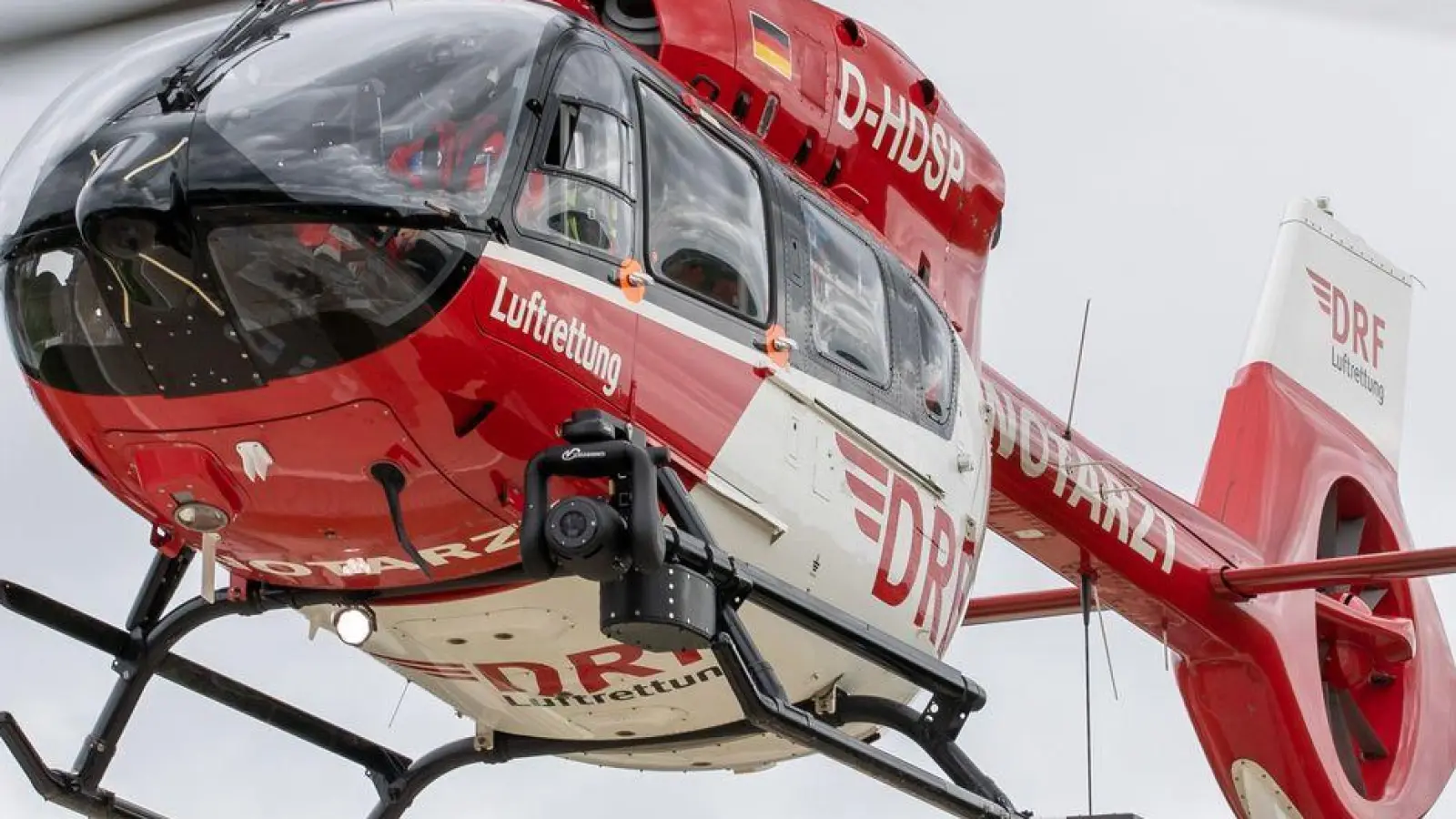 Der Schwerverletzte wurde mit einem Rettungshubschrauber in eine Klinik geflogen. (Symbolbild) (Foto: Daniel Karmann/dpa)