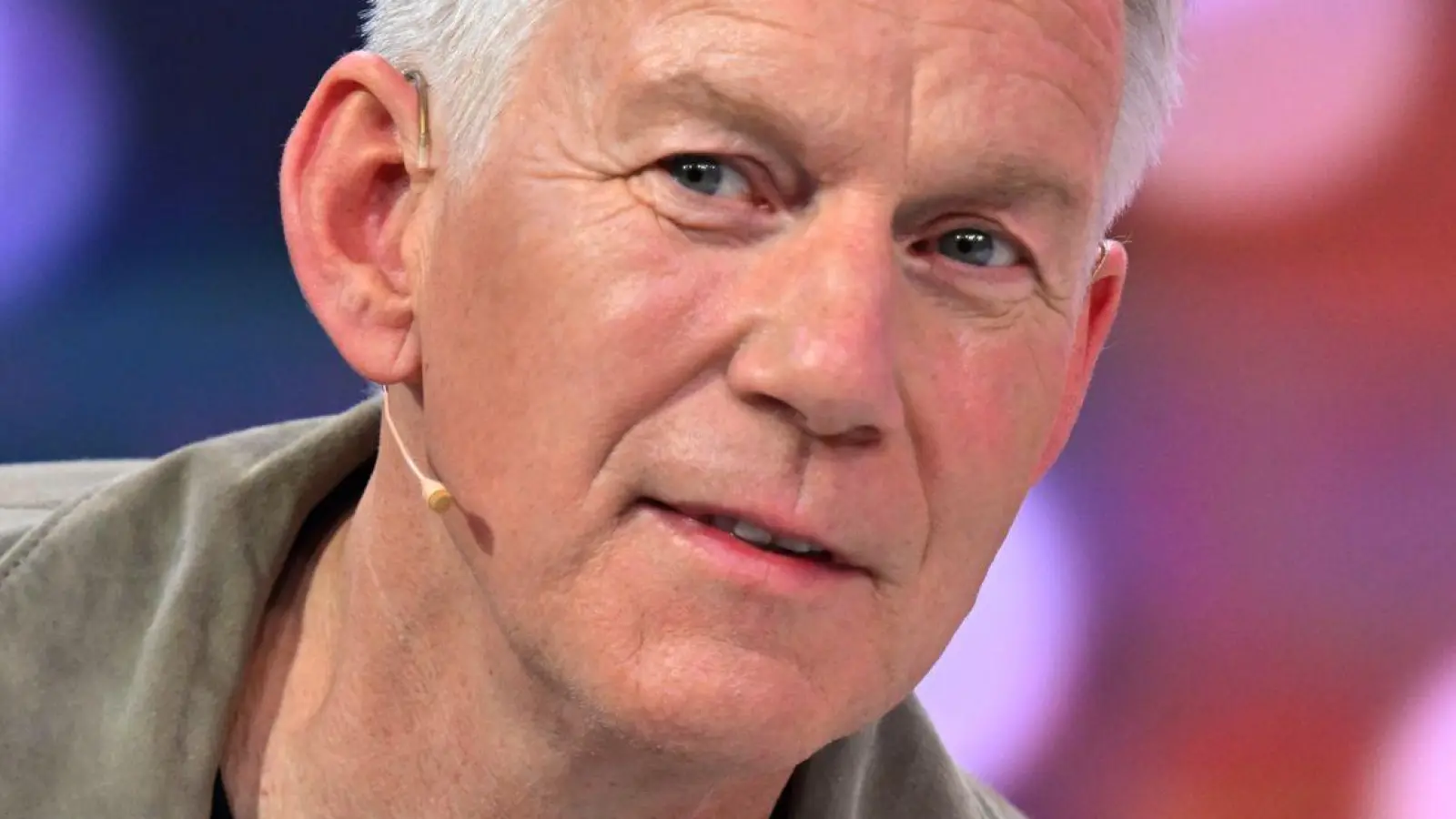 Johannes B. Kerner bekommt eine weitere Auszeichnung. (Archivbild) (Foto: Felix Hörhager/dpa)
