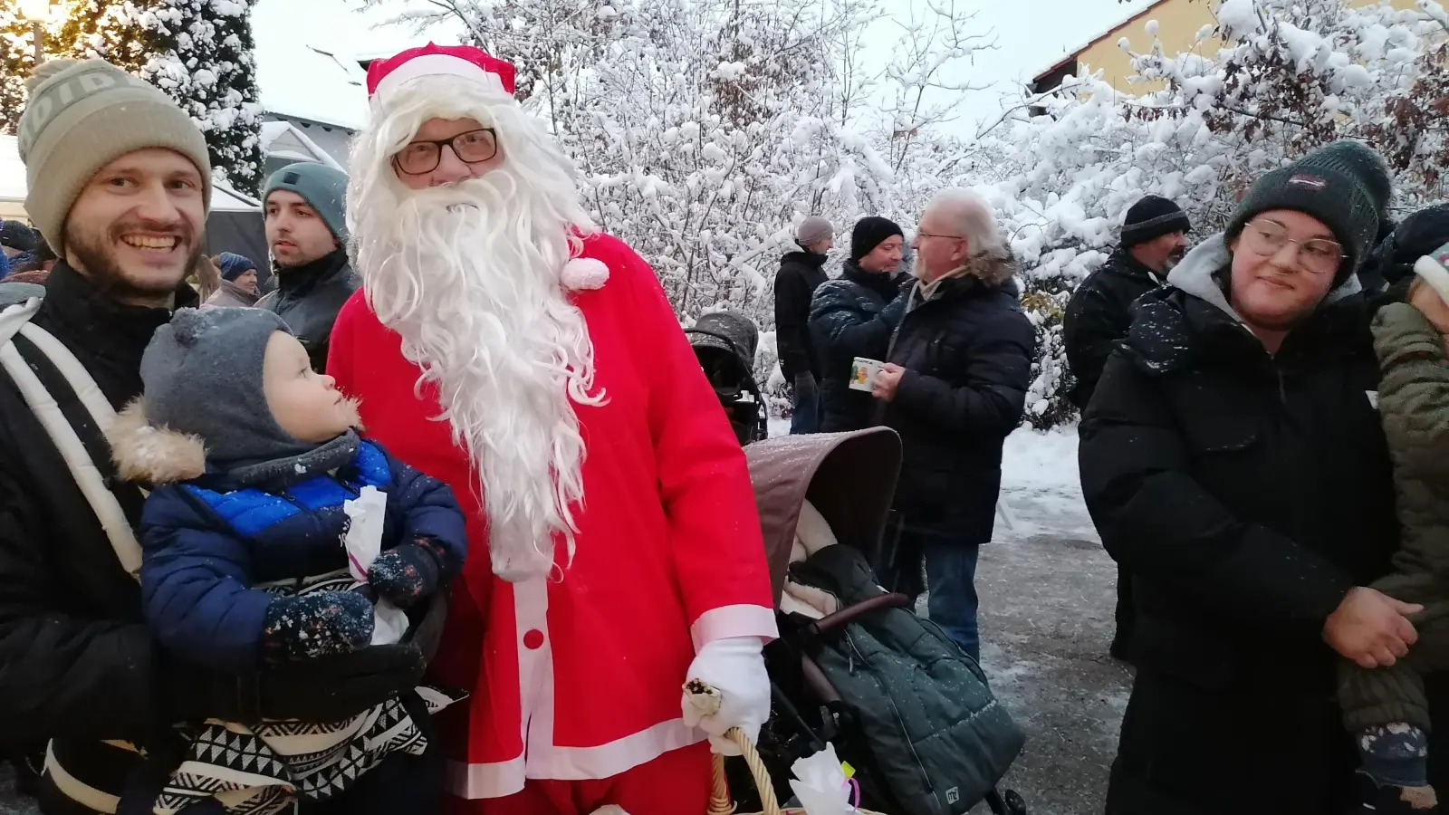 Der Weihnachtsmann beschenkt beim Adventsbasar in Burk die Kinder. (Foto: Friedrich Zinnecker)