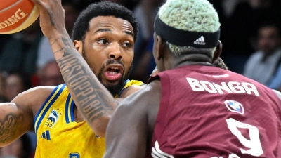 Bayerns Isaac Bonga (r) verteidigt gegen Albas Sterling Brown. (Foto: Sven Hoppe/dpa)