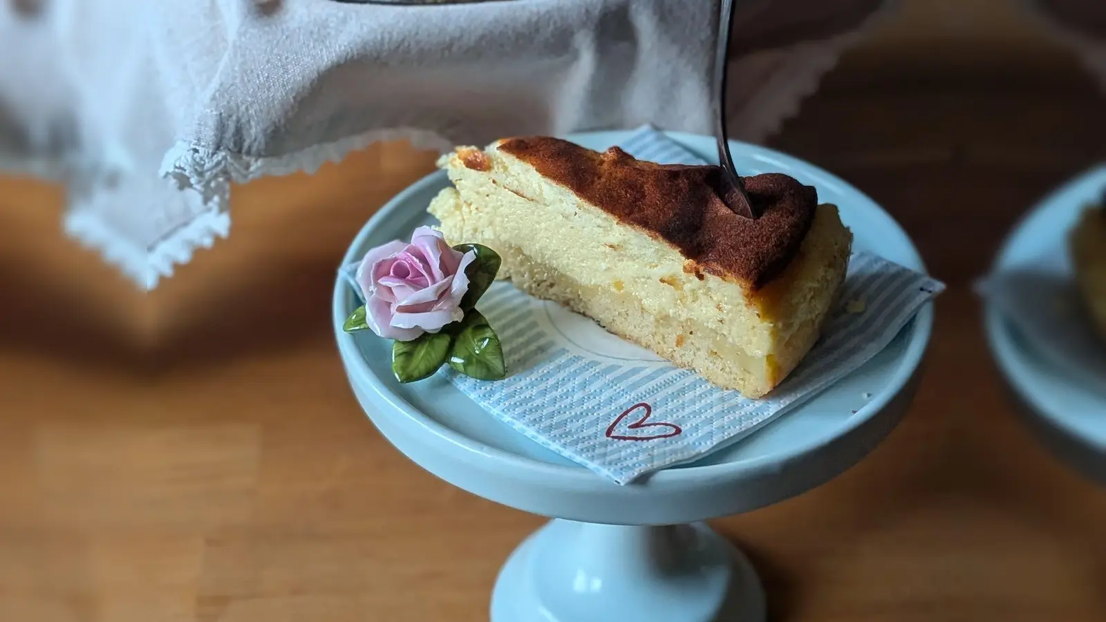 Goldbraun, cremig, ehrlich: Muttis Käsekuchen sind Foodtrends einfach egal.  (Foto: Doreen Hassek/hauptstadtkueche.blogspot.com/dpa-tmn)