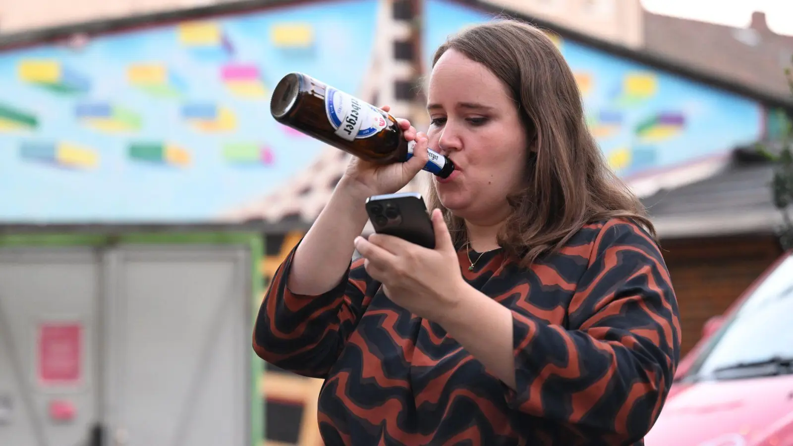 Grünen-Vorsitzende Ricarda Lang trinkt nach den Landtagswahlen in Sachsen und Thüringen auf der Wahlparty ein Bier. (Foto: Hendrik Schmidt/dpa)