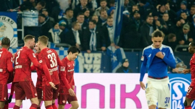 Kaiserslautern jubelt, Schalke ist enttäuscht. (Foto: Bernd Thissen/dpa)