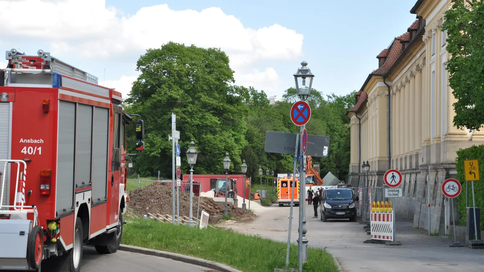 Die Rettungskräfte haben ihre Fahrzeuge so positioniert, dass der Unglücksort vor Schaulustigen abgeschirmt wurde.  (Foto: Jonas Volland)