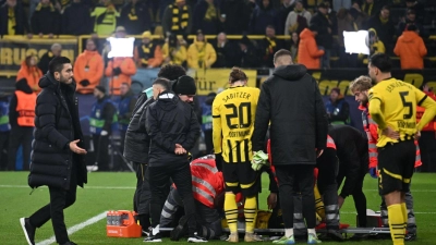 BVB-Coach Nuri Sahin (l) sorgt sich um seinen Innenverteidiger Nico Schlotterbeck. (Foto: Bernd Thissen/dpa)