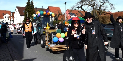 Back in black und wirklich cool: Beim Umzug hatten wirklich alle Farben ihre Berechtigung. (Foto: Gudrun Schwarz)