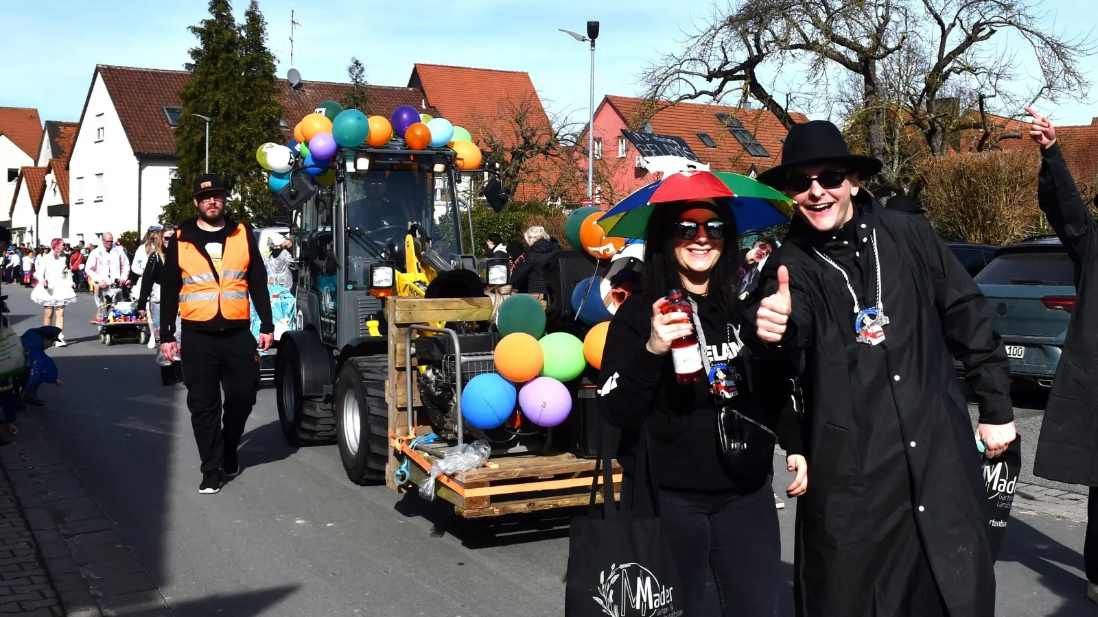 Back in black und wirklich cool: Beim Umzug hatten wirklich alle Farben ihre Berechtigung. (Foto: Gudrun Schwarz)