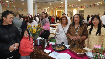 Speisen verschiedener Länder und Kulturen gab es im Onoldiasaal zu kosten. Am indonesischen Stand war die Chefin des Integrationsbeirats, Villy Wiegel (Zweite von rechts), mit von der Partie. (Foto: Oliver Herbst)