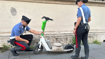 Zwei Carabinieri begutachten den Marmorsockel auf einem elektrischen Leihroller. (Foto: ---/Comando Generale Dell’arma Dei/dpa)