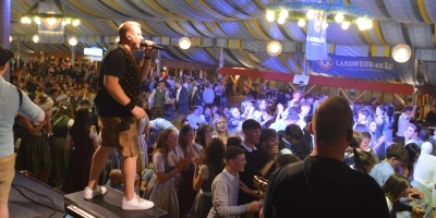 Im großen Mooswiesen-Festzelt sorgen wie gewohnt zahlreiche Bands für beste Stimmung.  (Foto: Peter Tippl)