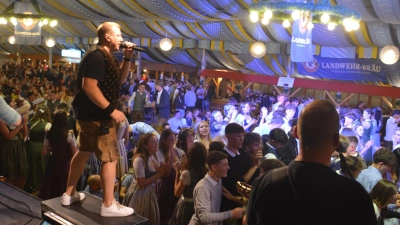 Im großen Mooswiesen-Festzelt sorgen wie gewohnt zahlreiche Bands für beste Stimmung.  (Foto: Peter Tippl)