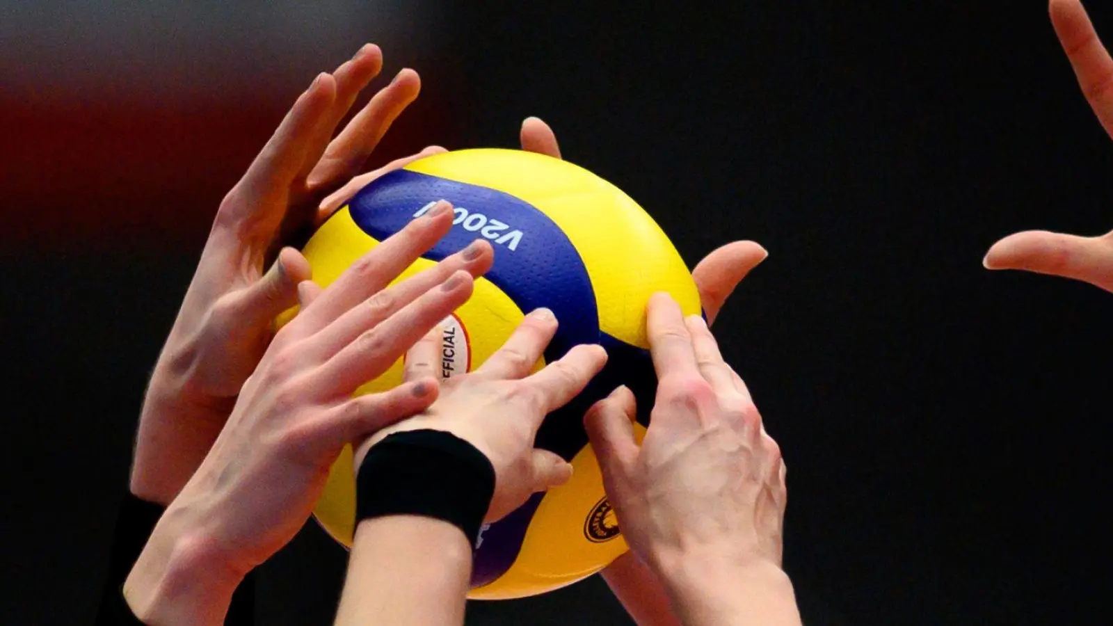 Zum Drittliga-Absteiger SV Hahnbach fährt der TSV Ansbach als Außenseiter. (Symbolbild: Robert Michael/dpa-Zentralbild/dpa)