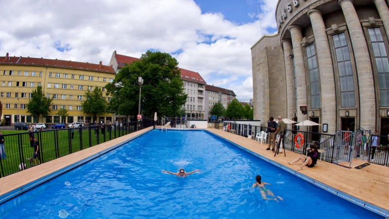 Das „Volksbad“ vor der Berliner Volksbühne soll bis Oktober geöffnet sein (Archivbild)     (Foto: Soeren Stache/dpa)