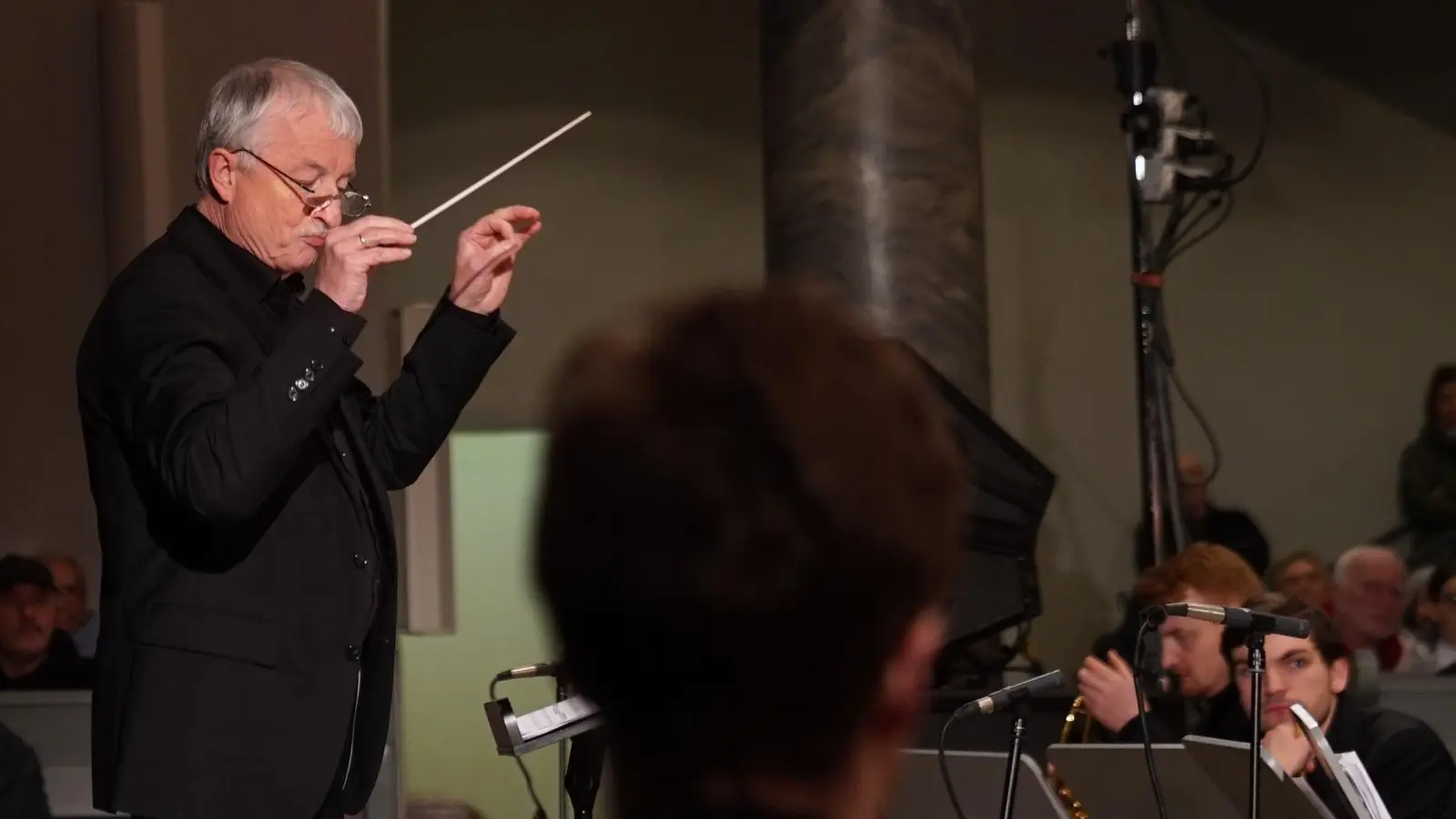 Der Mann für den satten Bläsersound: Ernst Berendes am Dirigentenpult. (Foto: Elke Walter)