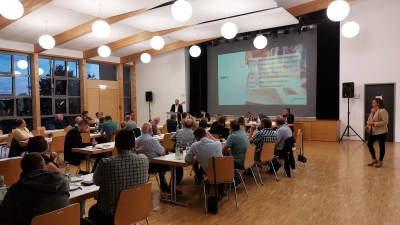 Die Mitgliederversammlung im Musiksaal der Mittelschule Dietenhofen war gut besucht. (Foto: Maximilian Gaier)