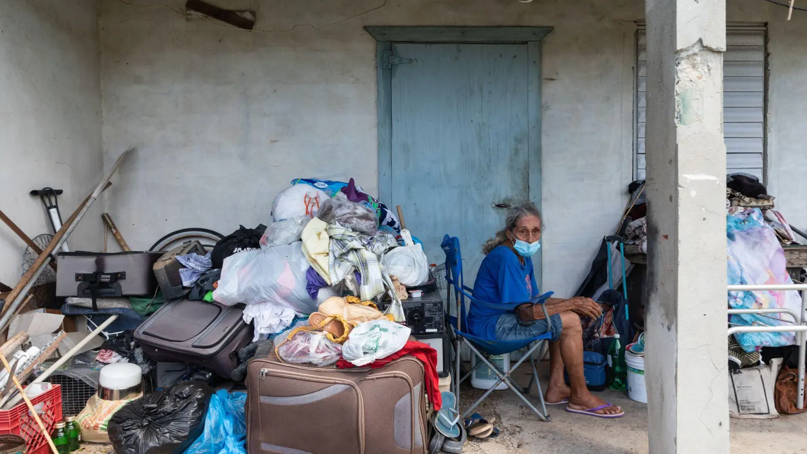 Rosa Martinez Cotti sitzt nach dem Hurrikan „Fiona“ in Papayo in Lajas neben ihren Habseligkeiten. (Foto: Jorge A Ramirez Portela/El Nuevo Dia de Puerto Rico/ZUMA/dpa)