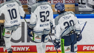 Die Spieler von Straubing Tigers verlassen nach ihrer Niederlage enttäuscht das Eis. (Foto: Andreas Gora/dpa)