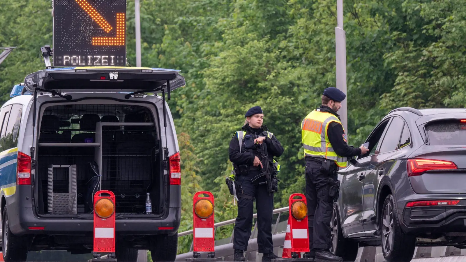 Auf Weisung des neuen Bundesinnenministers Alexander Dobrindt (CSU) hatte die Bundespolizei die Kontrollen zuletzt noch verstärkt. (Archivbild) (Foto: Peter Kneffel/dpa)