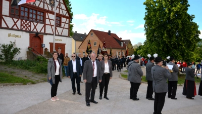 Der scheidende Bürgermeister Karl Fickel (3. v. li.) und seine Ehefrau Gerda Fickel (rechts daneben) wurden in einem großen Festzug vom Rathaus in Aufkirchen abgeholt und zum Festakt ins Feuerwehrhaus Aufkirchen geleitet. (Foto: Peter Tippl)