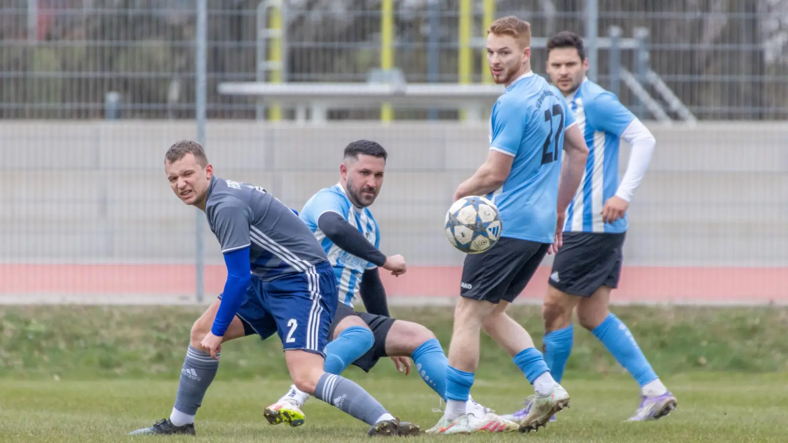 Beim Wiederauftakt vor einer Woche besiegte der SV Ornbau-Weidenbach (von rechts Michael Strempfl, Marius Lehner und Stefan Nachtrab) den TuS Feuchtwangen (Lukas Hirsch) mit 3:0. Am Sonntag muss der SVO nach Raitersaich, der TuS empfängt den TSV Schopfloch zum Nachbarschaftsderby. (Foto: Markus Zahn)
